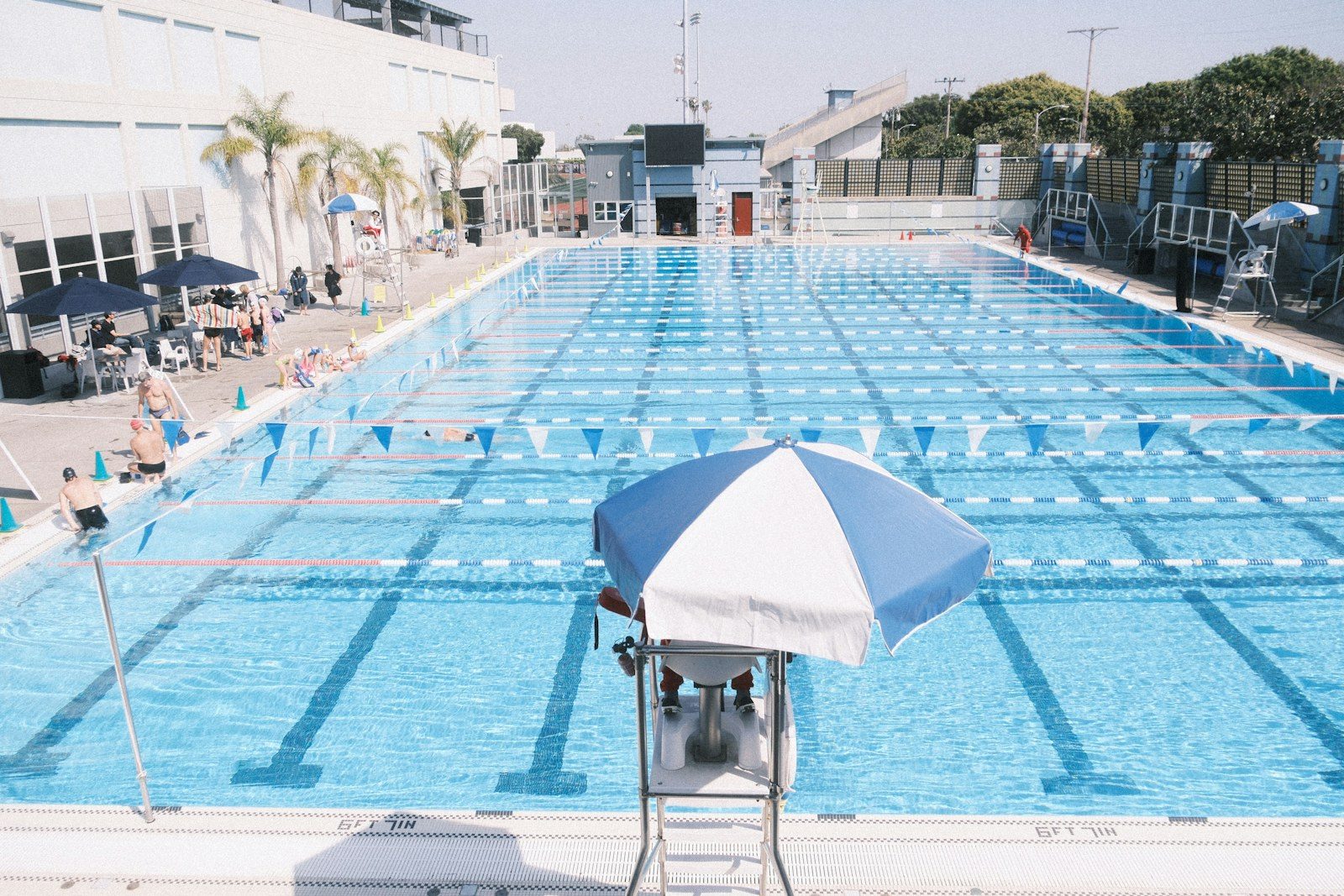 Chaise de sauveteur au bord d’une grande piscine