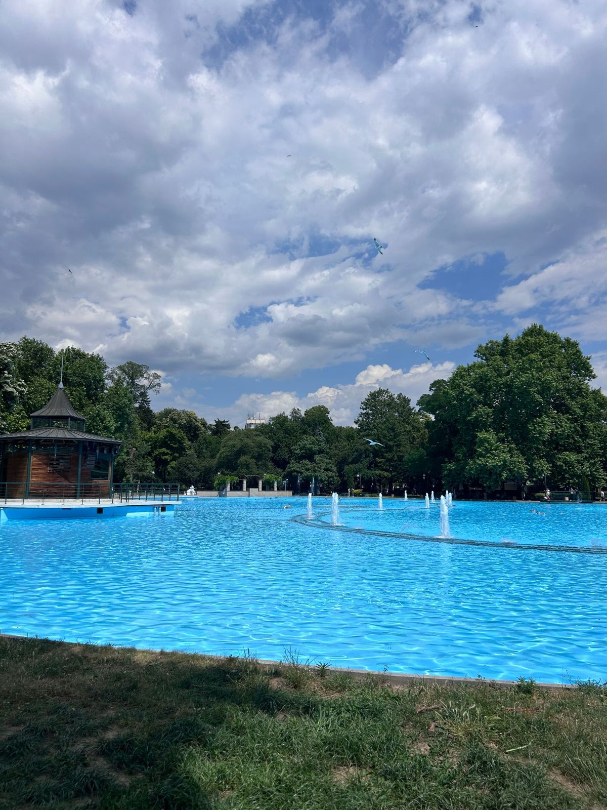 Grande piscine extérieure un jour d’été