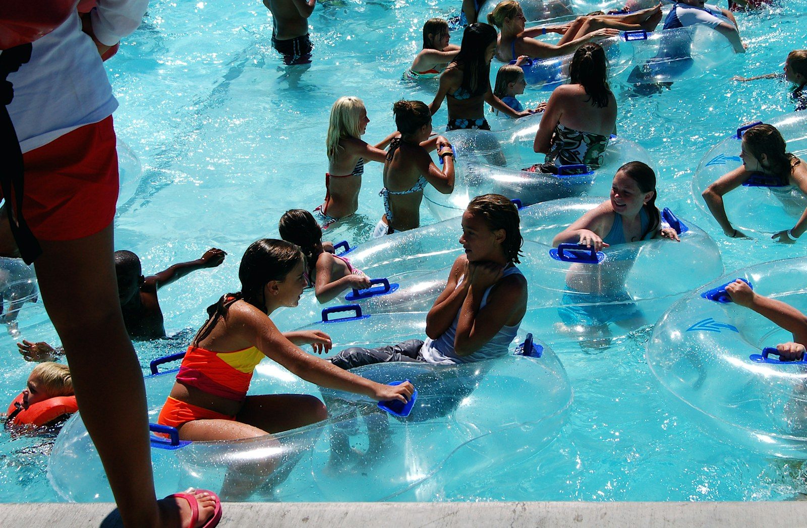 Sauveteur qui surveille un groupe d’enfants dans la piscine